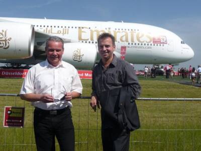Dierk Homeyer MdL und Frank Bommert MdL vor dem neuen Airbus A380 der Fluggesellschaft Emirates